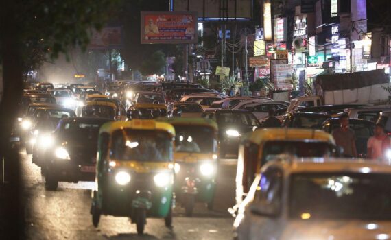 Straßenszene in Neu-Delhi, symbolisiert Zusammenarbeit zwischen Europa und globalem Süden.