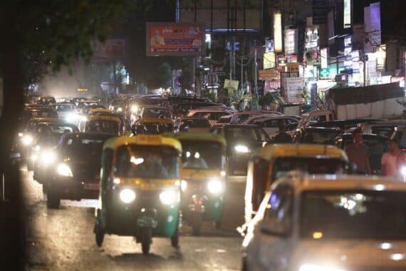 Straßenszene in Neu-Delhi, symbolisiert Zusammenarbeit zwischen Europa und globalem Süden.
