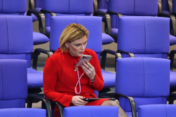 Julia Klöckner diskutiert Handyverbote und Outfits im Bundestag, betont Professionalität der Abgeordneten.