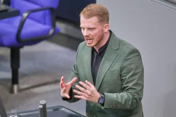 Tim Klüssendorf spricht über Rentenreform für Politiker, Beamte und Selbstständige in Berlin.