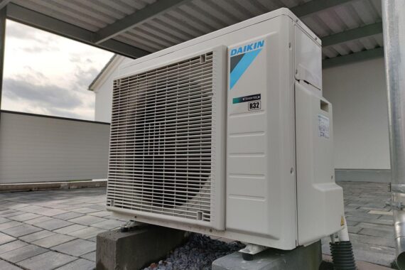 Wärmepumpe im Heizungskeller, symbolisiert Regierungskonflikt um Energiegesetze und kommende Reformen.