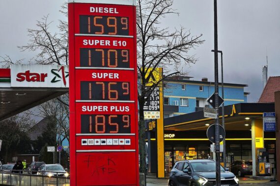Tankstelle mit Preisen für Super E10 und Diesel, symbolisiert aktuelle Kraftstoffpreisentwicklung in Deutschland.