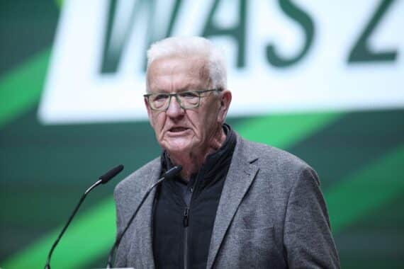 Winfried Kretschmann warnt vor Zusammenarbeit mit der Linkspartei, betont politische Verantwortung.