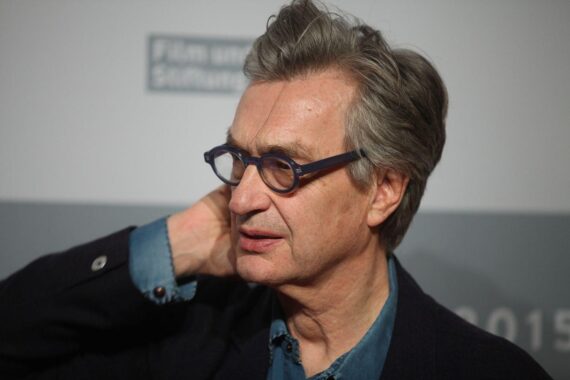 Wim Wenders diskutiert Film und Politik, während Kulturstaatsminister Weimer ihn verteidigt.
