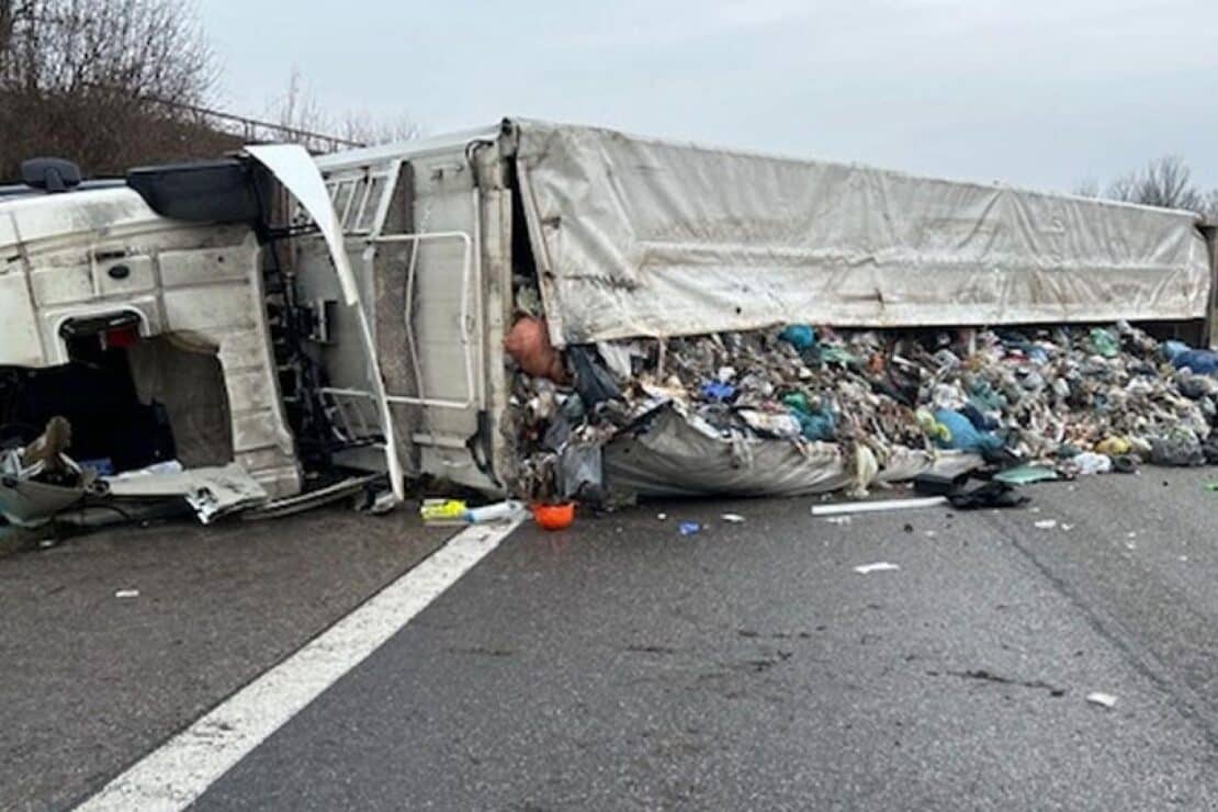 LKW-Unfall auf A65 bei Landau führt zu Vollsperrung