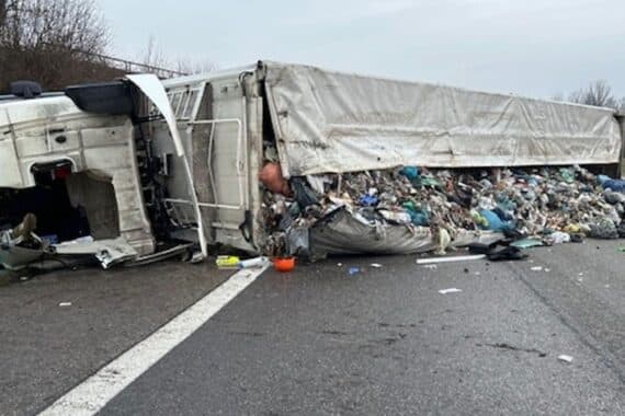 Schwerer LKW-Unfall auf Autobahn 65, Fahrer verletzt, umfangreiche Bergungsarbeiten und Vollsperrung.