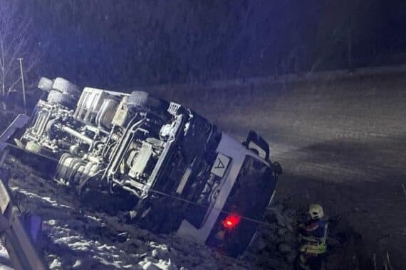 LKW-Unfall mit Verletzten, Fahrzeug auf der Seite, Polizei und Bergung im Einsatz.