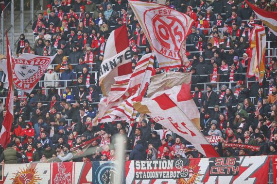 Mainz-Fans feiern eine respektvolle Fankultur, unterstützt durch Fördermittel zur Gewaltprävention und Bildung.