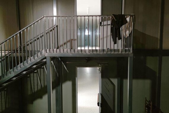 Ein Baugelände mit Entwurfsskizzen für eine Asylbewerberunterkunft in Herne, Nordrhein-Westfalen.