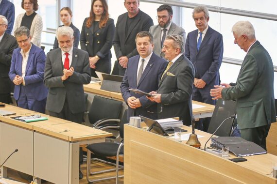 Sven Schulze bei der Vereidigung, symbolisiert Stärke und Widerstandsfähigkeit für Sachsen-Anhalt.