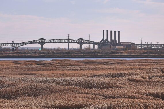 Alte Industrieanlagen symbolisieren den wirtschaftlichen Kontext der Zollverhandlungen zwischen EU und USA.