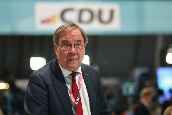 Armin Laschet lächelt entspannt, während er Markus Söders Witz über Boris Pistorius kommentiert.