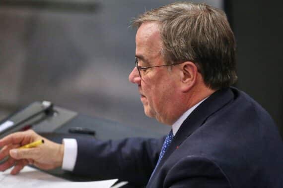 Armin Laschet äußert Kritik an Iran-Regime und betont Zukunft der Menschen dort.