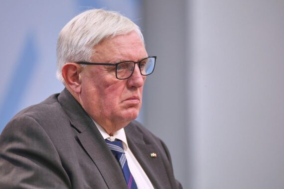 Karl-Josef Laumann diskutiert Pflegereformen; kritische Ansichten zur sozialen Pflegeversicherung und Zuzahlungen.