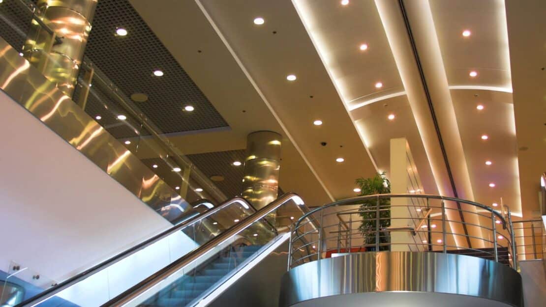 Licht-Upgrade für Profis: Wie die richtige LED-Hallenbeleuchtung Kosten senkt und die Produktivität steigert