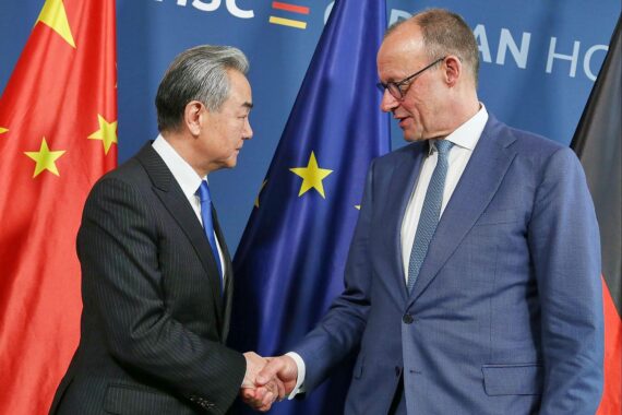 Friedrich Merz diskutiert mit Wang Yi über Frieden und Chinas Rolle in der Welt.
