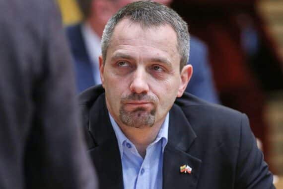 Ronald Hande spricht gegen unverhältnismäßige Überwachung im Thüringer Landtag.