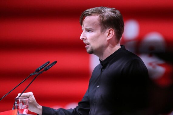 Janis Ehling kritisiert Schufa: Reform nötig, Transparenz gefordert, Abschaffung angestrebt.