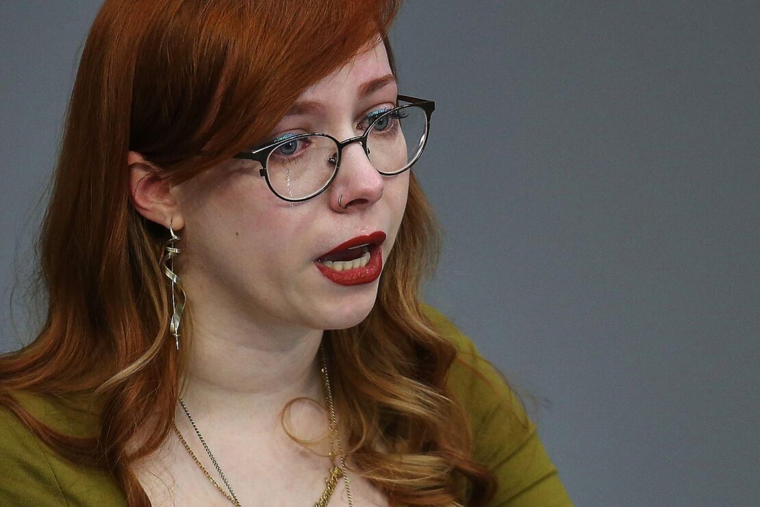 Linken-Abgeordnete bricht bei Rede über Missbrauch in Tränen aus