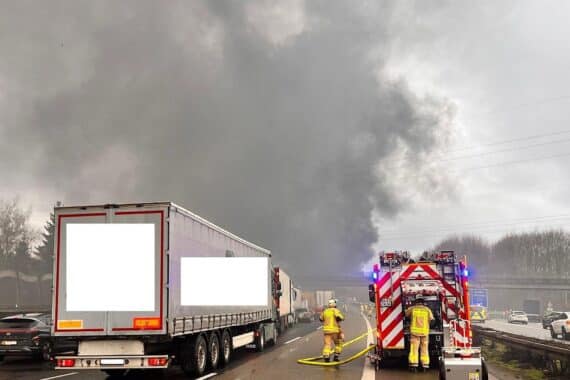 Brennender Lkw auf Autobahn, Feuerwehr im Einsatz, starke Rauchentwicklung, Verkehrsbehinderungen.