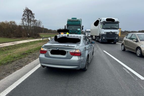 Schwerer Verkehrsunfall auf der A65, Lkw und Pkw involviert, Polizei vor Ort, Verkehrsbehinderungen.