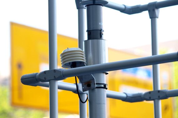 Messstation zur Luftqualität in Deutschland, zeigt Fortschritte und zukünftige Herausforderungen der Luftreinhaltung.