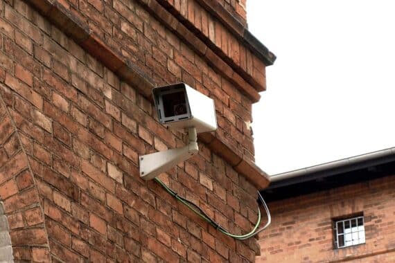 Ein Polizeiauto vor einem Gefängnis, Symbol für Festnahme nach Messerangriff in Volkmarsen.