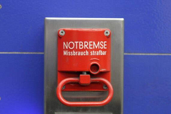 S-Bahn mit Notbremse, Polizeiaktion am Bahnhof, gefesselter Mann, Aggression und Ermittlungen.