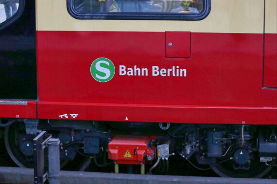 Polizeieinsatz am S-Bahnhof Berlin nach sexueller Belästigung – Festnahme eines Mannes.
