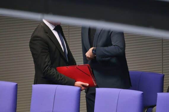 Abgeordnete im Bundestag, Symbol für Transparenz und Integrität in der Politik, umgeben von Verwandten.