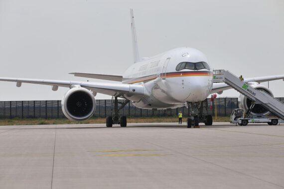 Flugzeug der Flugbereitschaft, symbolisiert Merkels bevorstehenden Besuch in China und Sicherheitskooperation.