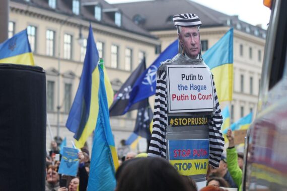 Demonstration für die Ukraine mit Plakaten, Flaggen und engagierten Teilnehmern in Berlin.