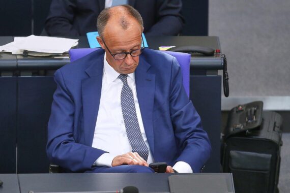 Friedrich Merz telefoniert mit internationalen Partnern über aktuelle Konflikte im Nahen Osten.