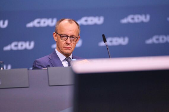Friedrich Merz spricht auf einem CDU-Parteitag, verteidigt Schuldenbremse und Koalitionsvereinbarung.