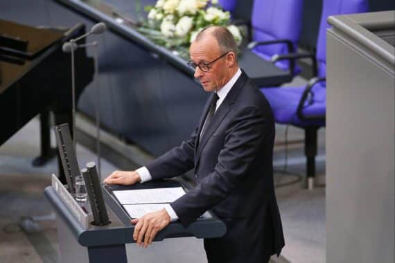 Friedrich Merz würdigt Rita Süssmuths Lebenswerk bei Staatsakt im Bundestag.