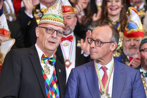 Bundeskanzler Merz empfängt fröhliche Karnevalisten im Kanzleramt, feiert Tradition und Gemeinschaft.