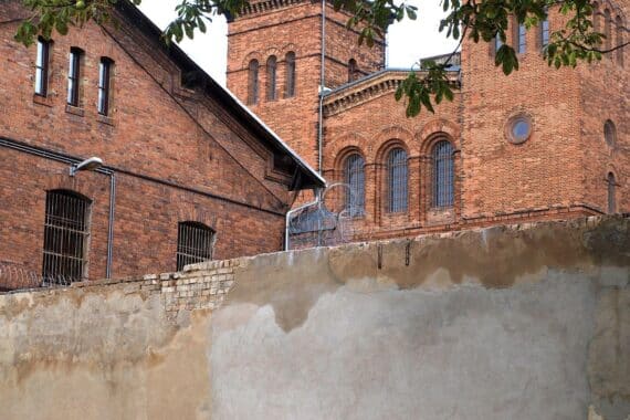 Ein Gefängnisgebäude, mit Fokus auf Sicherheit und Justiz, symbolisiert die Haft des Mannes.