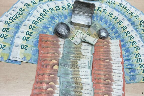 Festnahme eines Drogendealers, Kokain und Bargeld beschlagnahmt, Polizeiaktion in Essen.