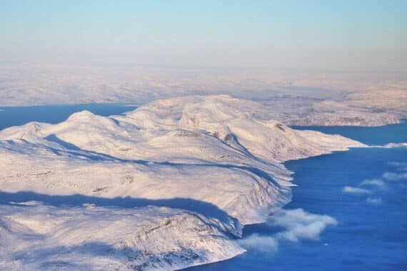 Militärische Übung in der Arktis: NATO-Soldaten präsentieren Stärke und Engagement für regionale Sicherheit.