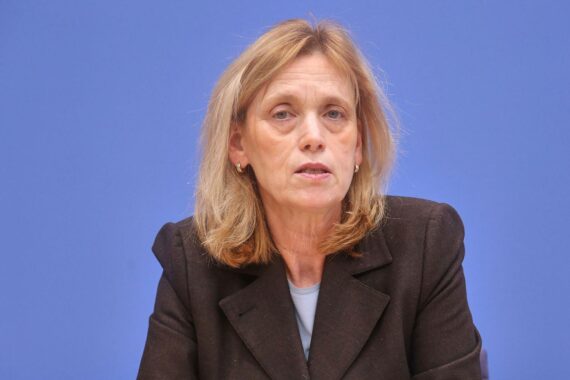 Karin Prien diskutiert Wahlrechtsreform und Gleichstellung im Bundestag, um Demokratie zu stärken.