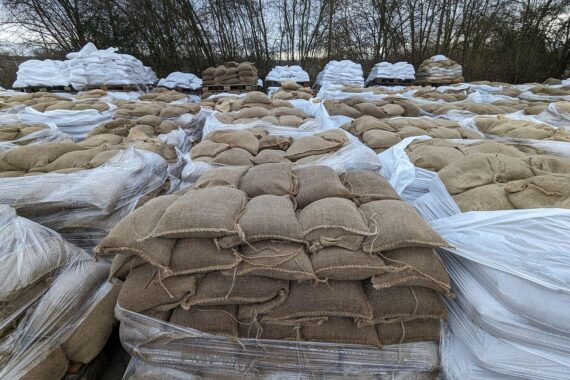 Sandsäcke und Hochwasserschutzmaßnahmen symbolisieren Niedersachsens Investitionen in Zukunftssicherheit und Deichmodernisierung.