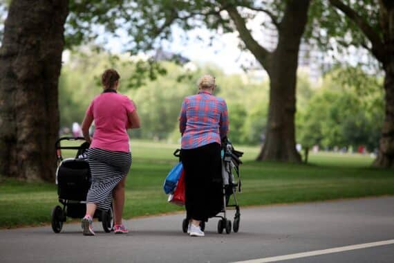Frauen mit Kleinkindern, symbolisierend die Herausforderungen von Care-Arbeit und Gleichstellung.
