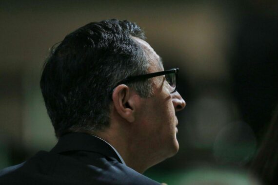 Cem Özdemir kritisiert CDU-Rivalen wegen problematischer Aussagen über Mädchen in Realschulklasse.