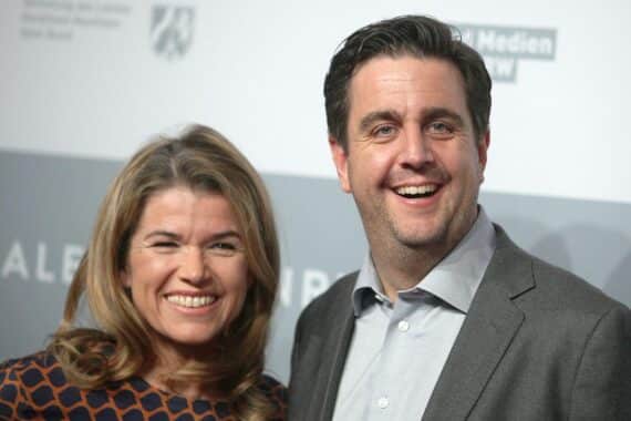 Bastian Pastewka und Anke Engelke lächeln humorvoll in einem Archivbild.