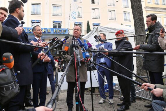Boris Pistorius übergibt symbolisch die erste Drohne an Wolodymyr Selenskyj in München.