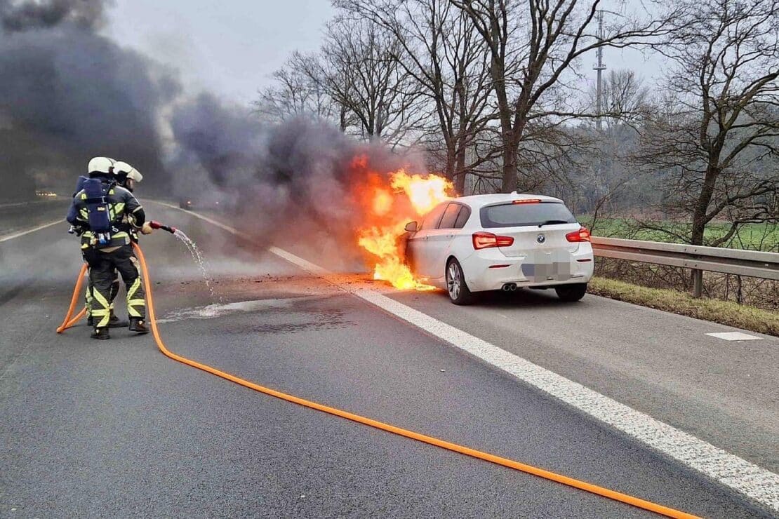 Pkw-Brand auf der Autobahn 3 bei Hünxe führt zu langem Stau