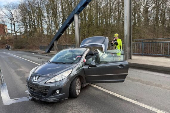 Pkw-Unfall mit Brückenpfeiler, Feuerwehr und Polizei sichern Einsatzstelle, verletzte Person wird versorgt.
