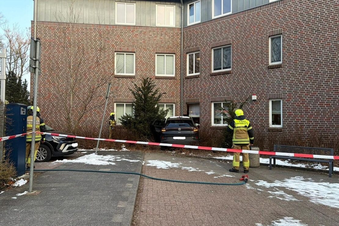 Pkw prallt gegen Arztpraxis in Emden – Zwei Personen verletzt