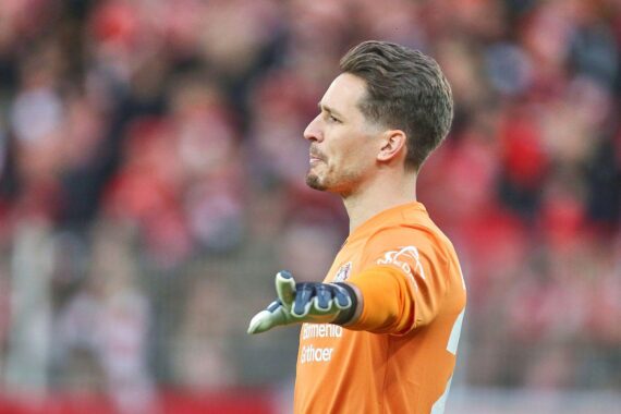 Spielszene mit Spielern von Bayer Leverkusen gegen Olympiakos Piräus in der Champions League.