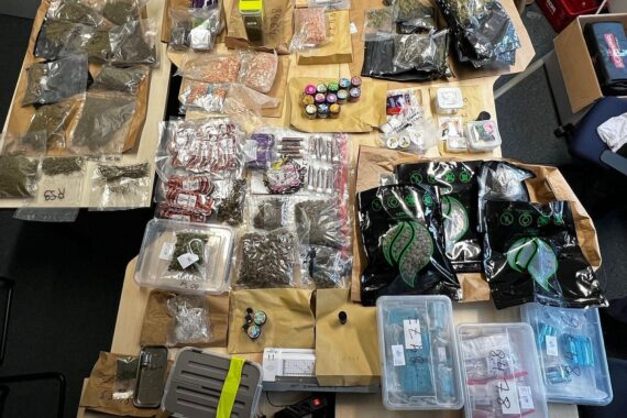 Polizei durchsucht Wohnungen, beschlagnahmt Drogen und Bargeld in Köln. Festnahmen erfolgen.